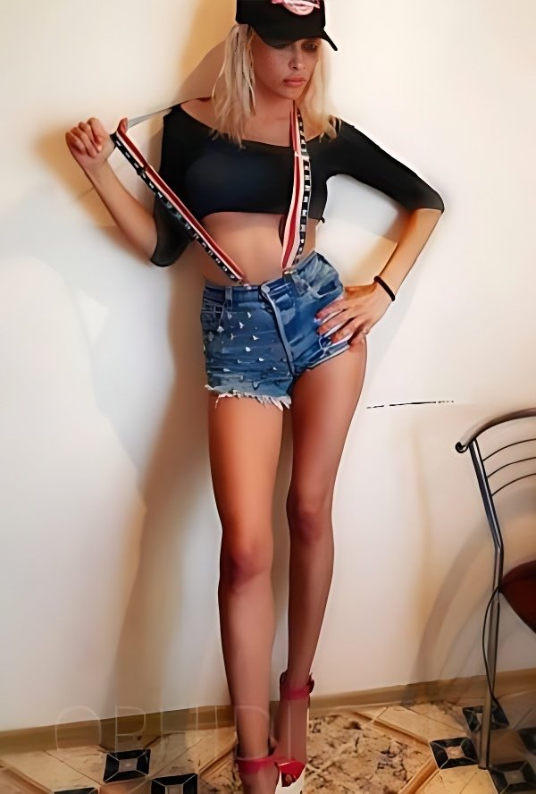 Top BDSM Escort in Dinslaken - model photo Elena