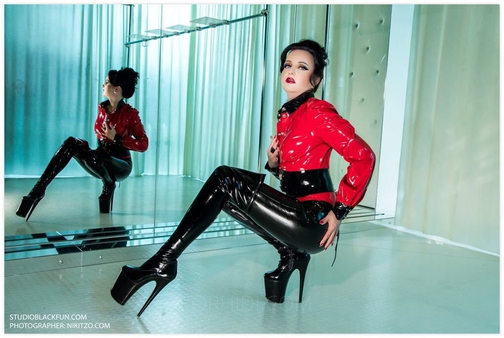 Treffen Sie Amazing Lady Donatella: Top Eskorte Frau - model preview photo 2 