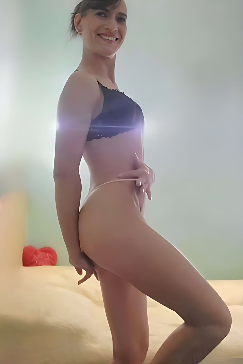 Meet Amazing Skinnysportliche Gina: Top Escort Girl - model preview photo 1 