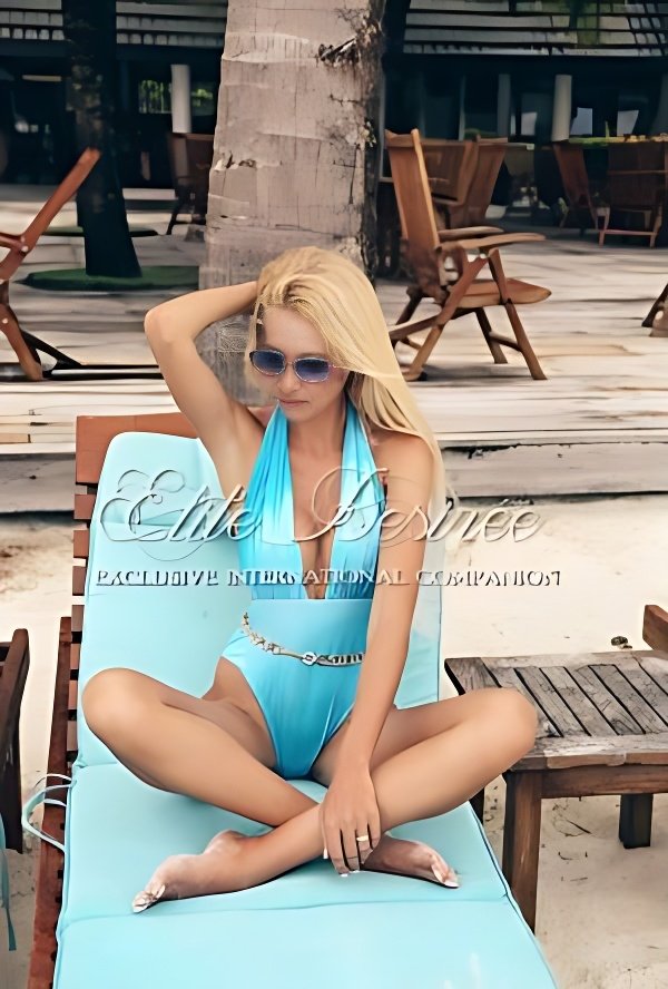 Знакомство с удивительной Desirée Elite: Лучшая эскорт девушка - model preview photo 2 