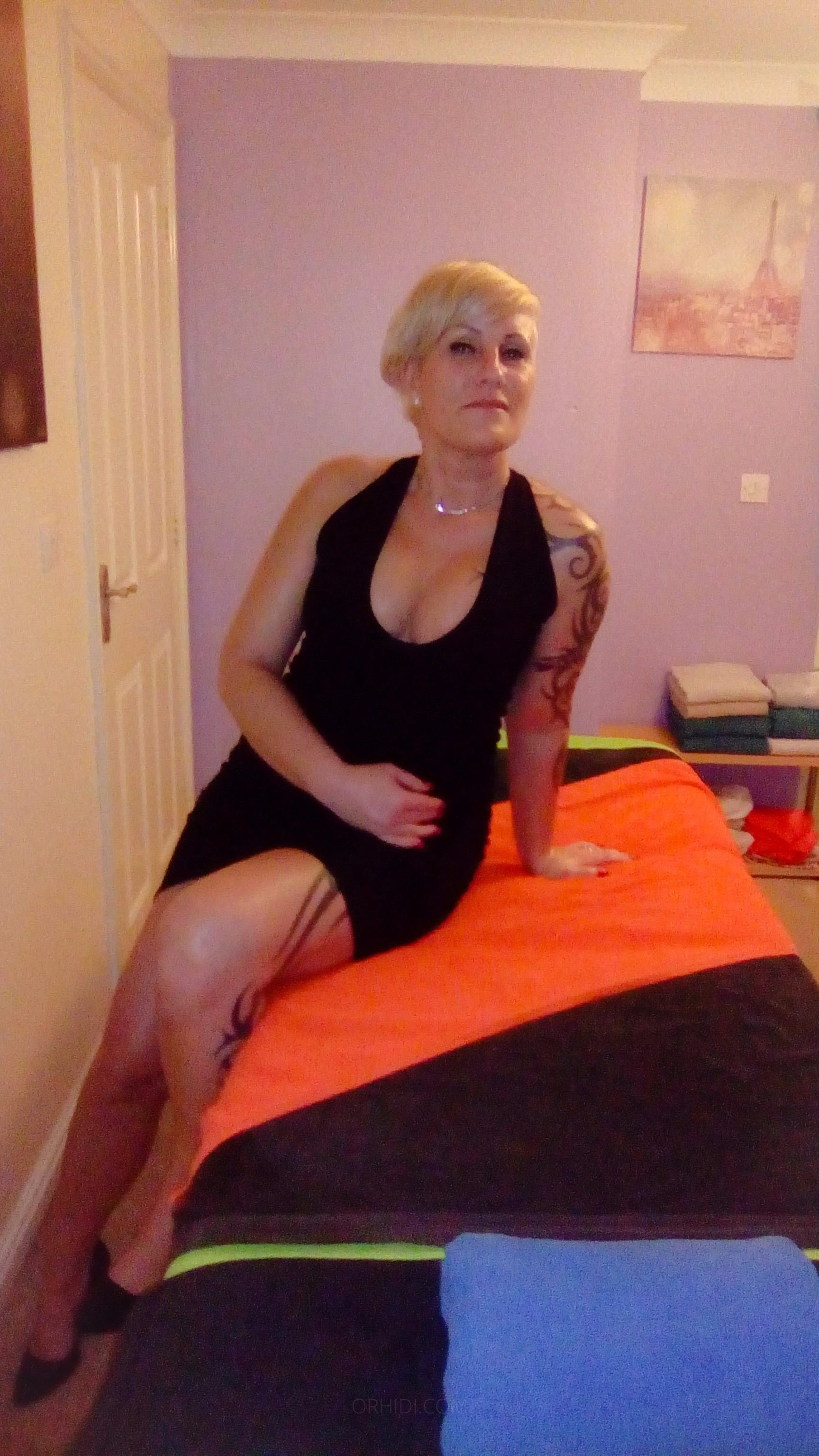 Find Escort Service in Asbach and Enjoy Time With Pretty Girls - model photo Amanda Masseuse
